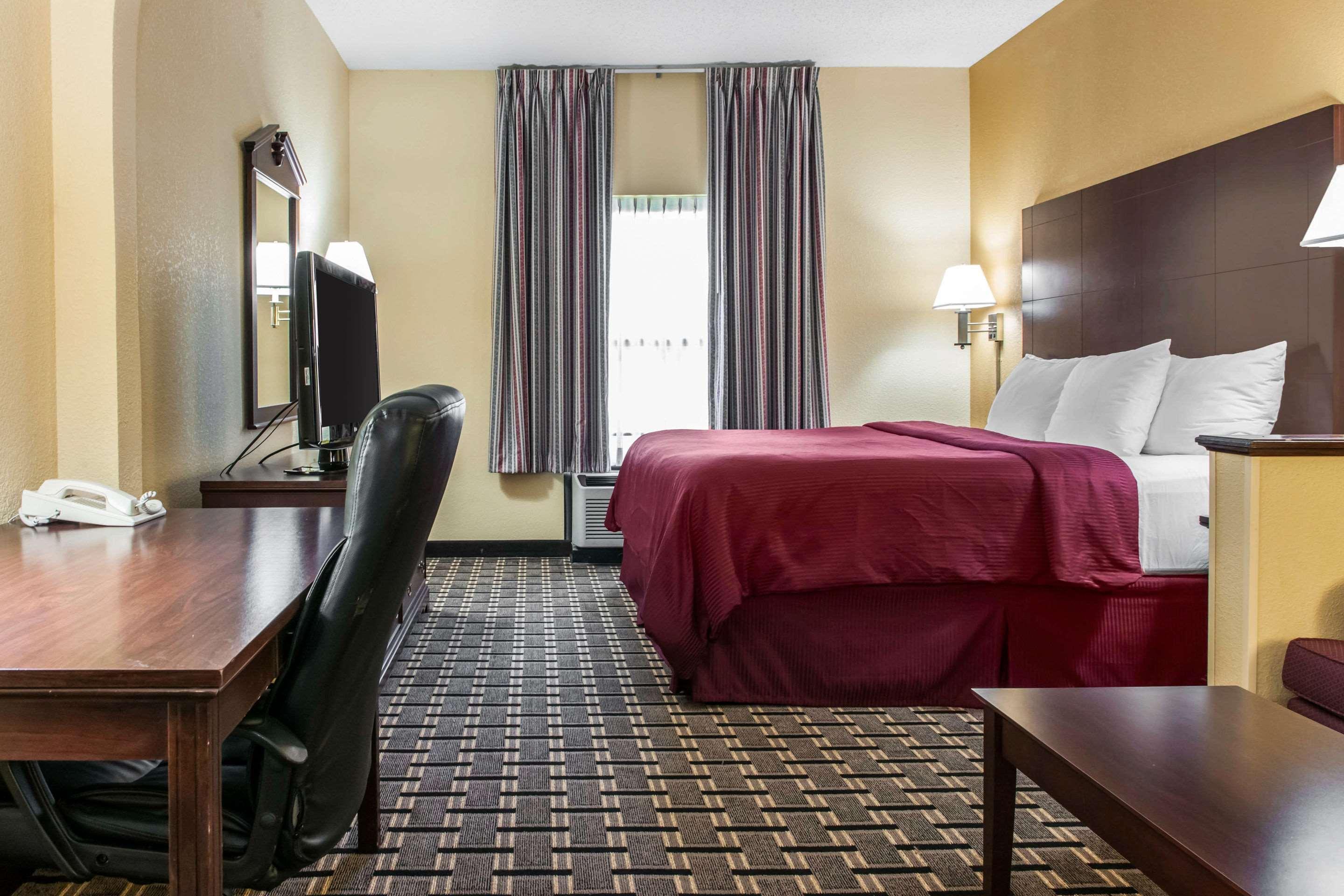 Clarion Inn & Suites Northwest Indianapolis Ngoại thất bức ảnh