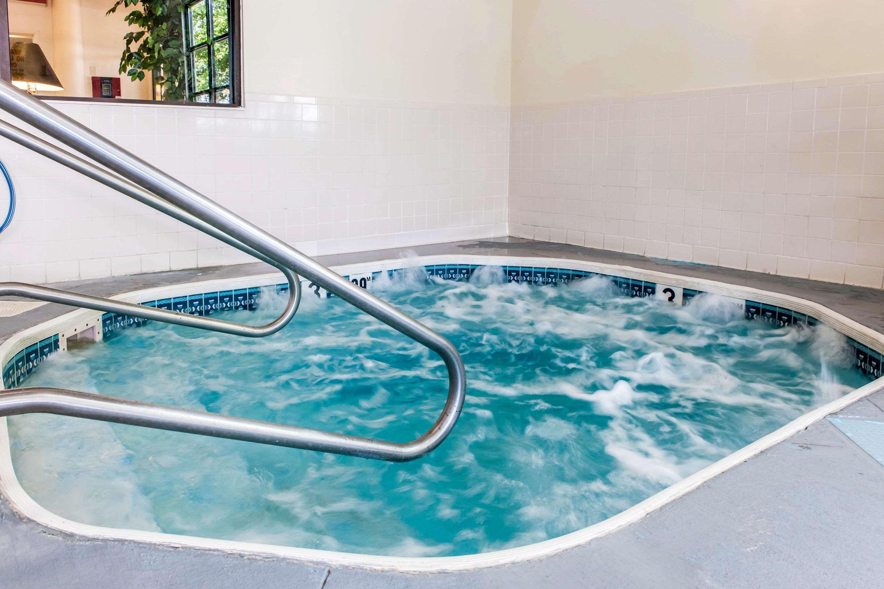 Clarion Inn & Suites Northwest Indianapolis Ngoại thất bức ảnh