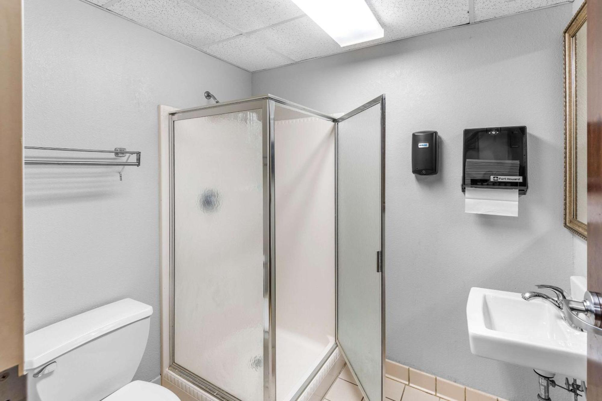 Clarion Inn & Suites Northwest Indianapolis Ngoại thất bức ảnh