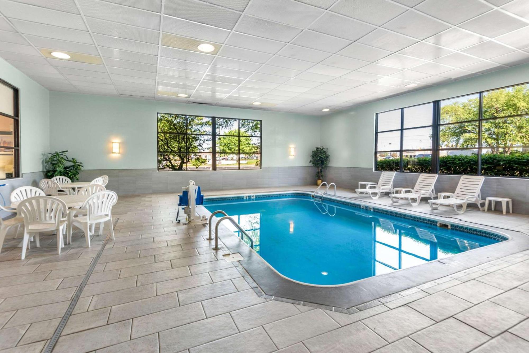 Clarion Inn & Suites Northwest Indianapolis Ngoại thất bức ảnh