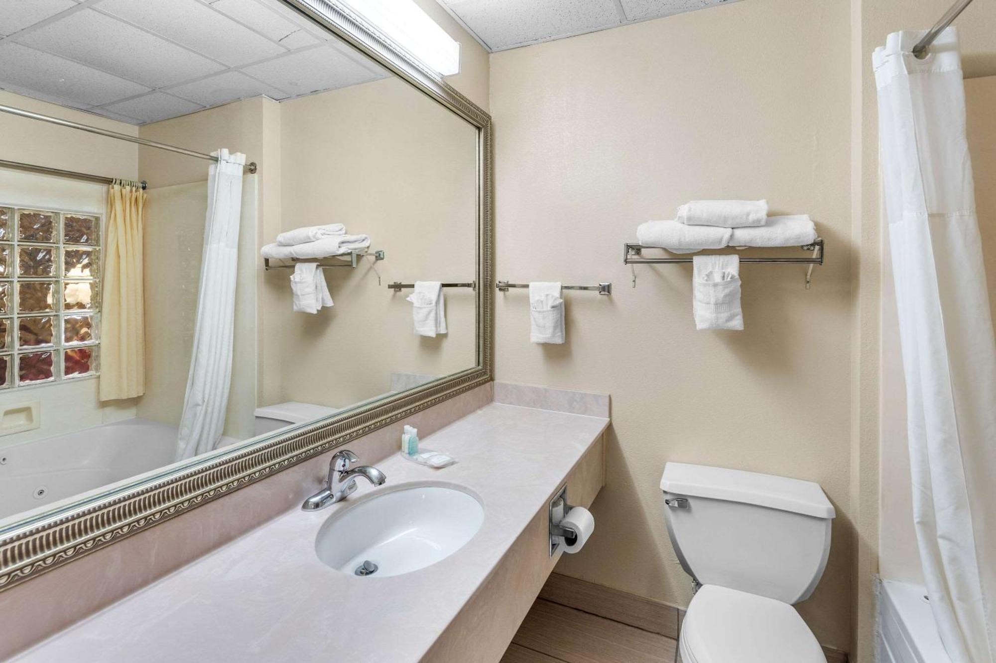Clarion Inn & Suites Northwest Indianapolis Ngoại thất bức ảnh