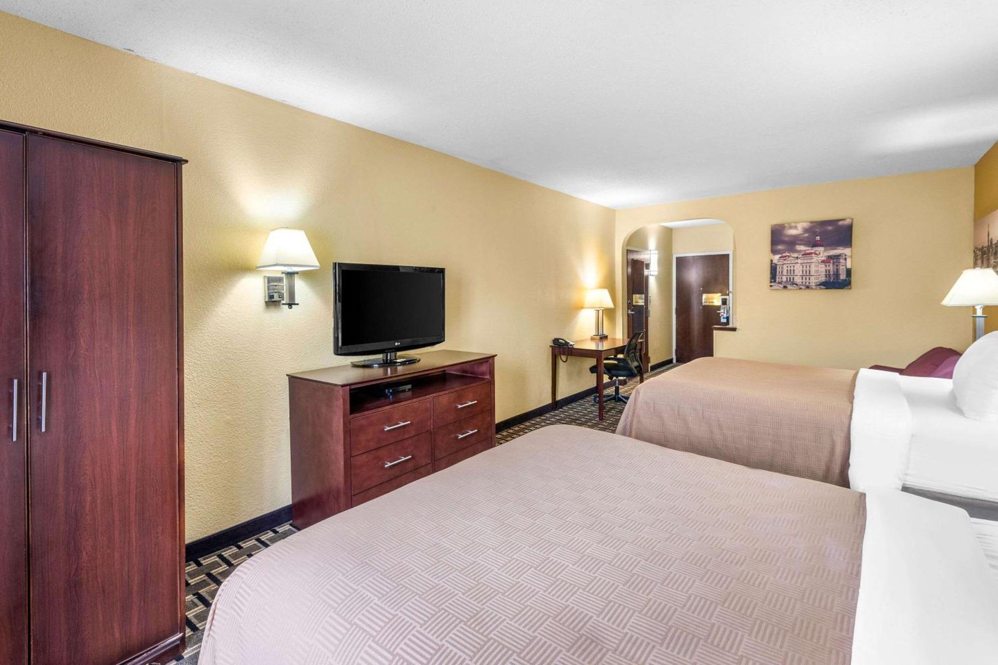 Clarion Inn & Suites Northwest Indianapolis Ngoại thất bức ảnh