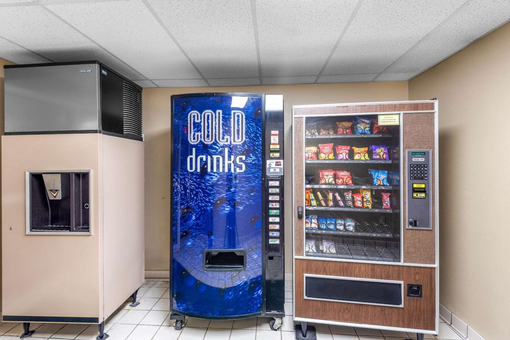 Clarion Inn & Suites Northwest Indianapolis Ngoại thất bức ảnh