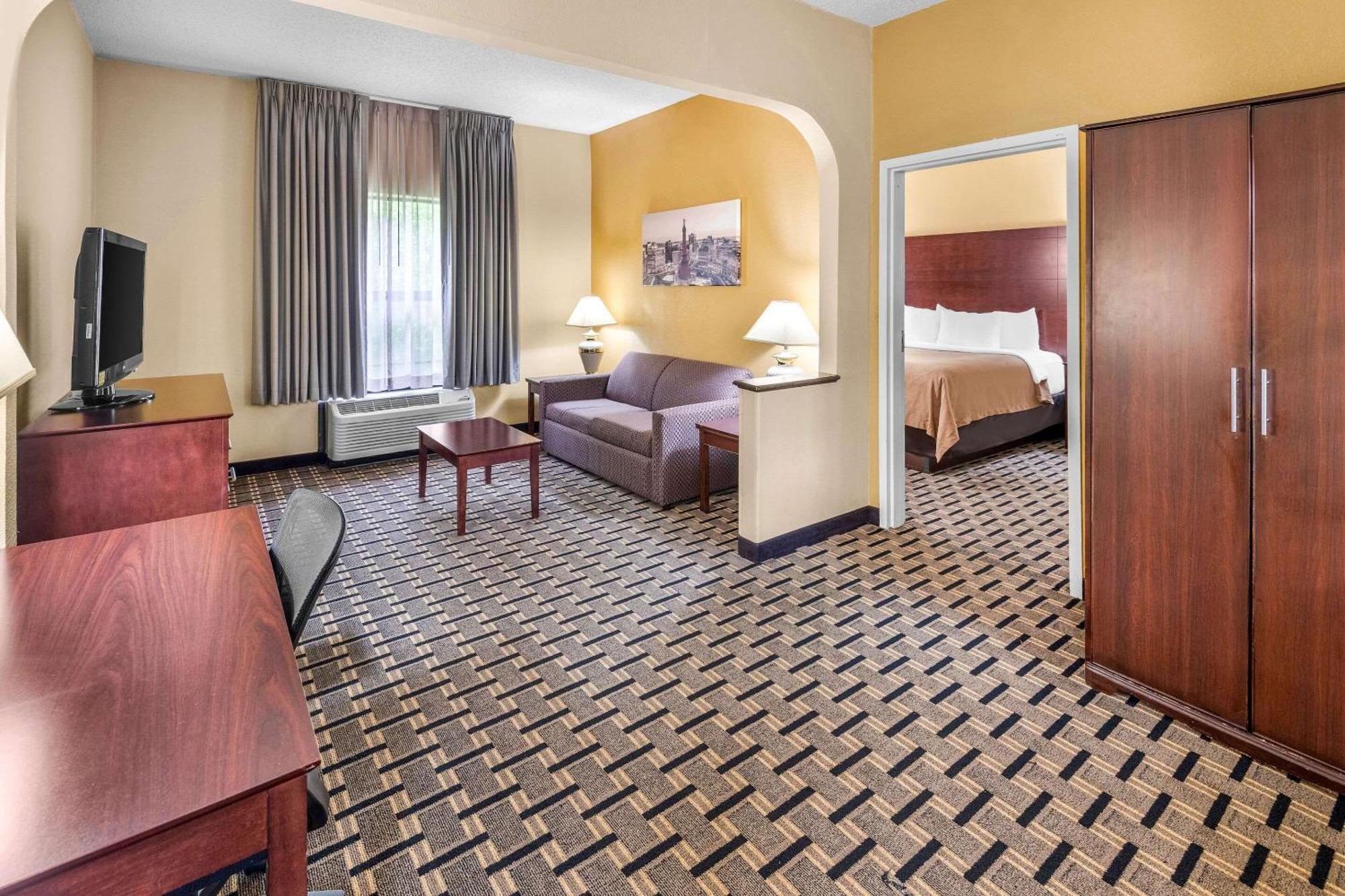 Clarion Inn & Suites Northwest Indianapolis Ngoại thất bức ảnh