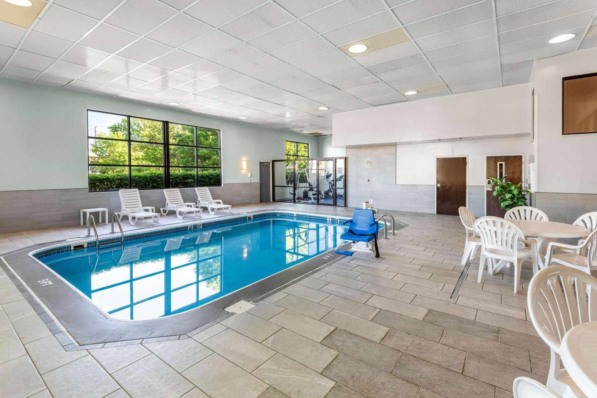 Clarion Inn & Suites Northwest Indianapolis Ngoại thất bức ảnh
