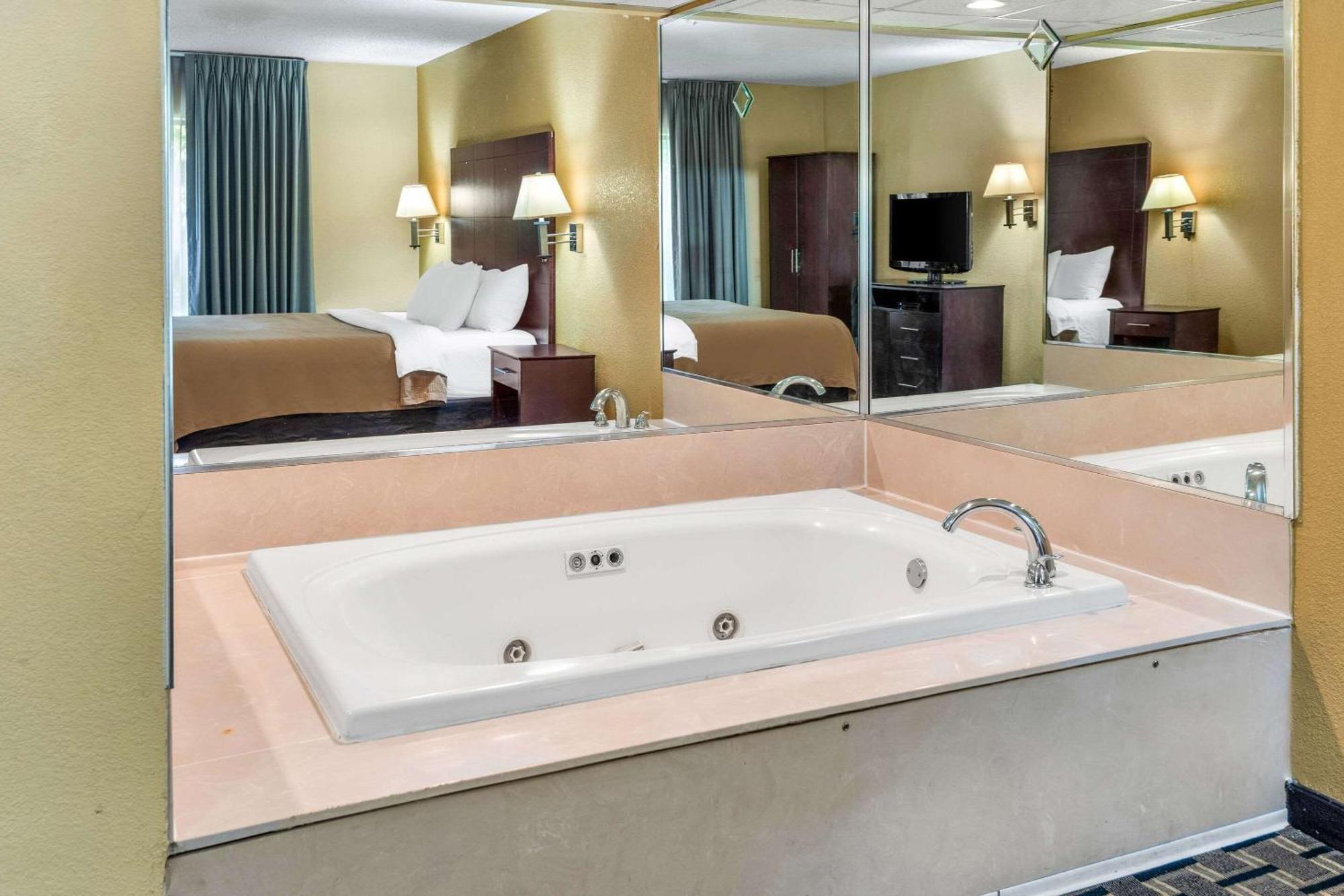 Clarion Inn & Suites Northwest Indianapolis Ngoại thất bức ảnh