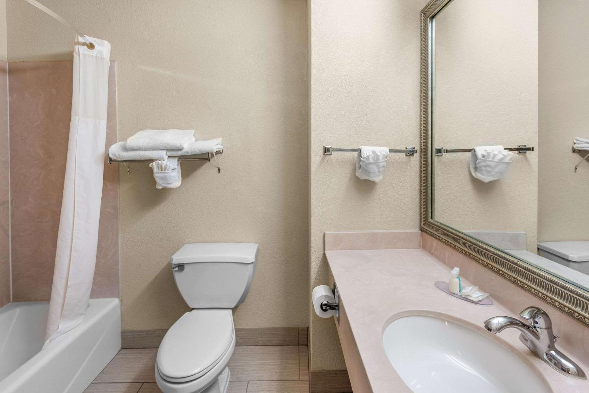 Clarion Inn & Suites Northwest Indianapolis Ngoại thất bức ảnh