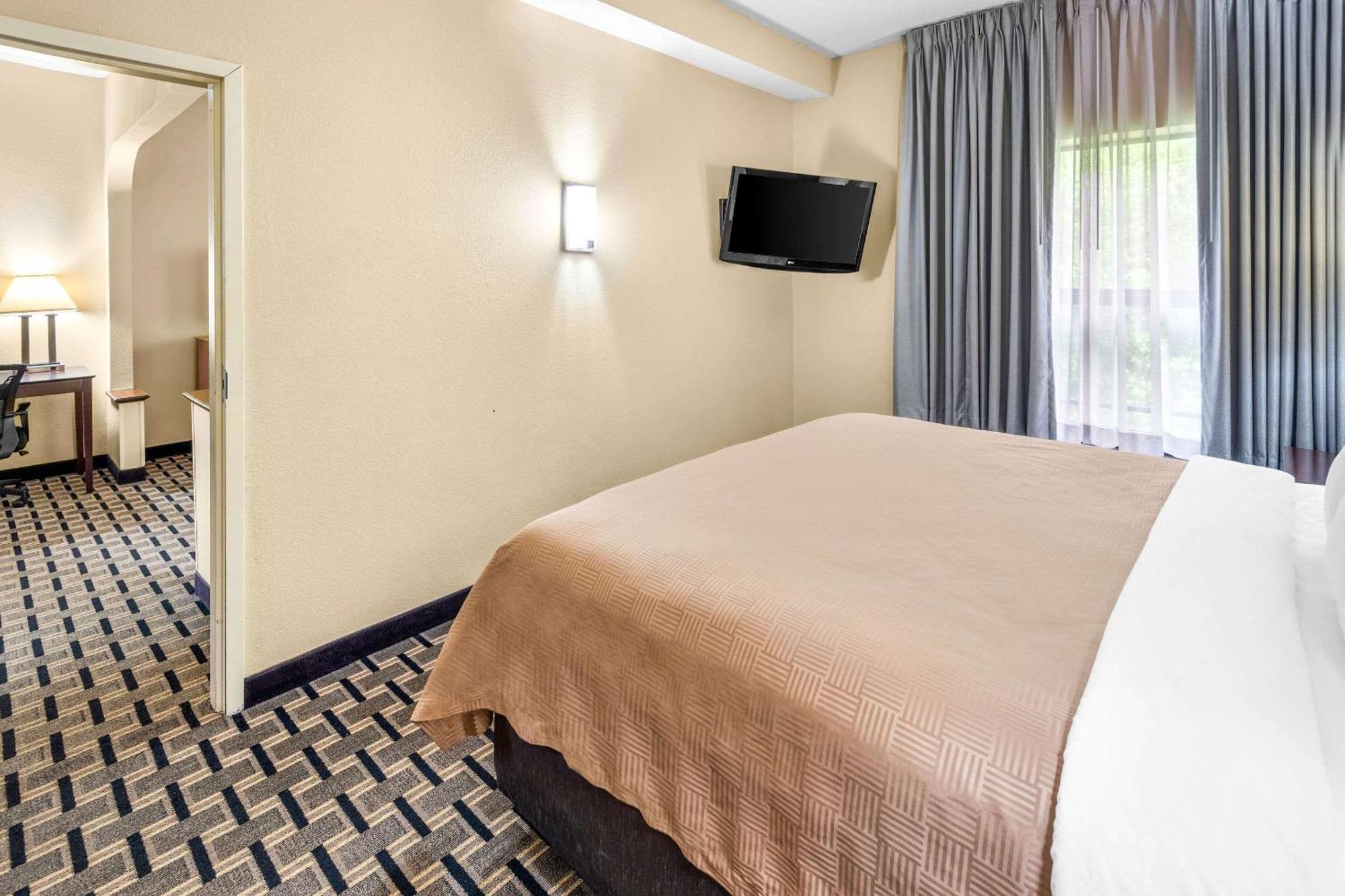Clarion Inn & Suites Northwest Indianapolis Ngoại thất bức ảnh