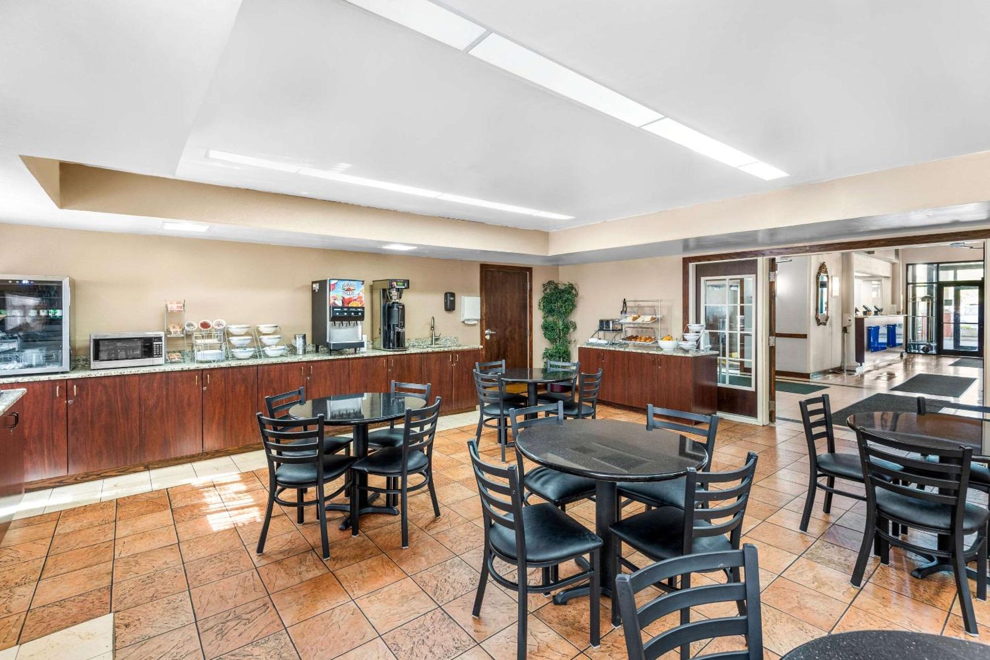 Clarion Inn & Suites Northwest Indianapolis Ngoại thất bức ảnh