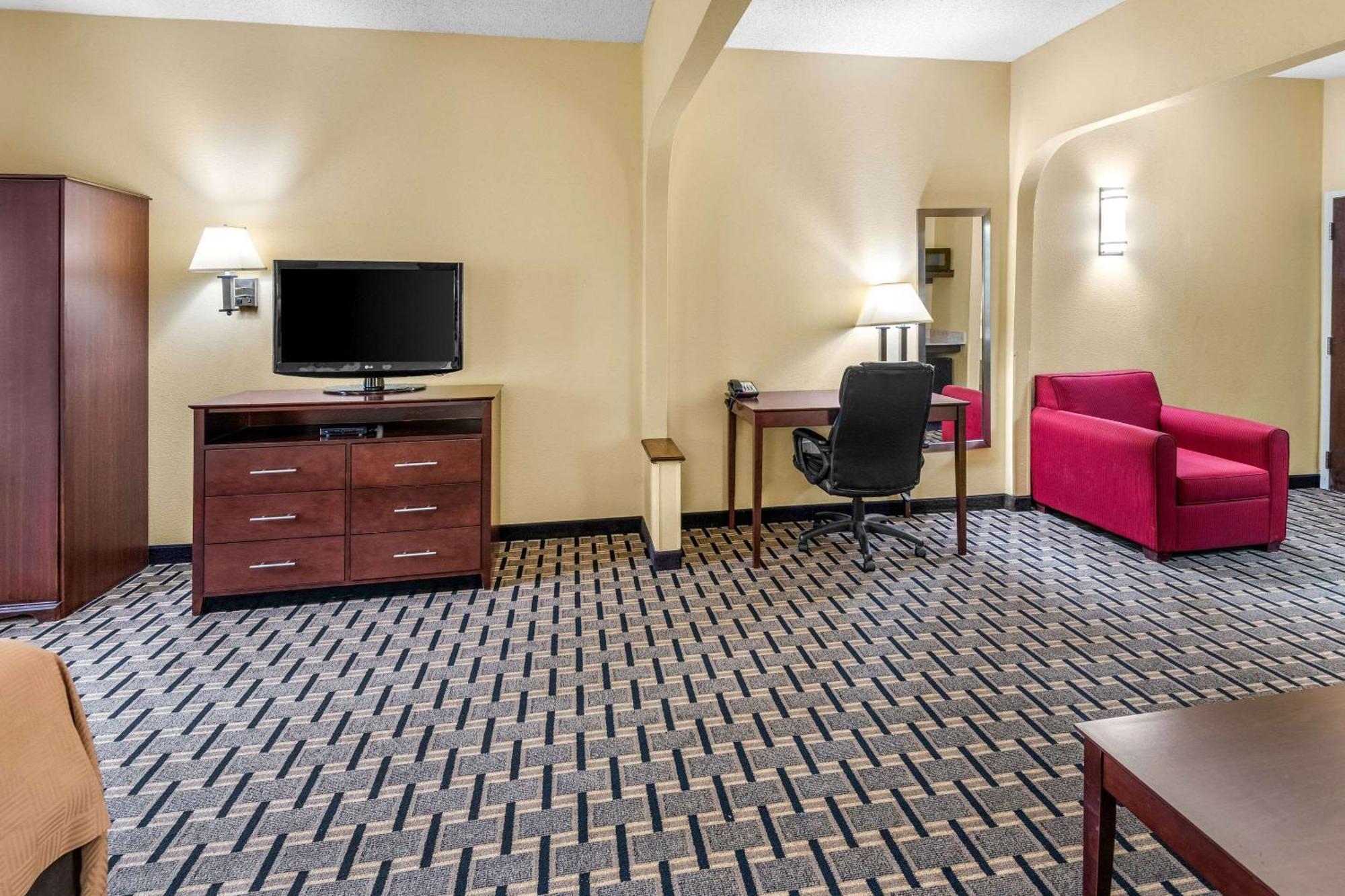 Clarion Inn & Suites Northwest Indianapolis Ngoại thất bức ảnh