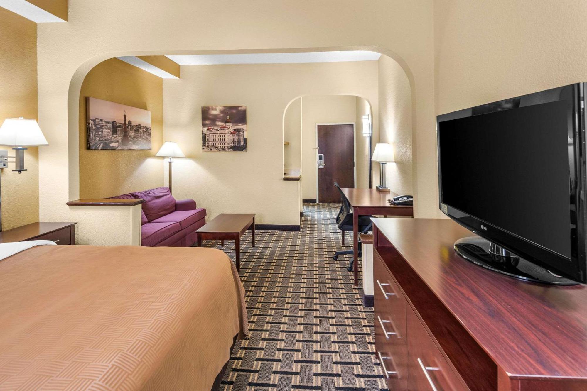 Clarion Inn & Suites Northwest Indianapolis Ngoại thất bức ảnh