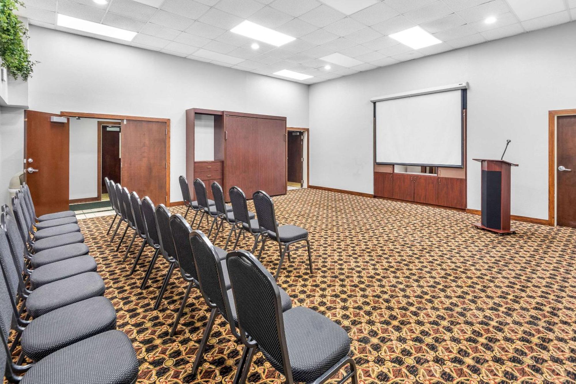 Clarion Inn & Suites Northwest Indianapolis Ngoại thất bức ảnh
