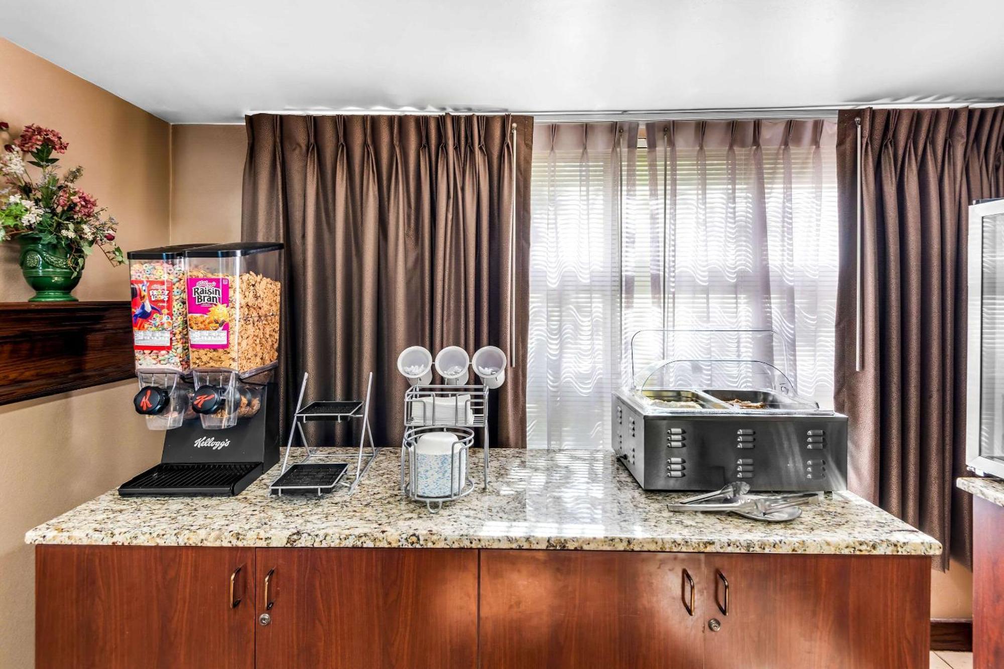 Clarion Inn & Suites Northwest Indianapolis Ngoại thất bức ảnh