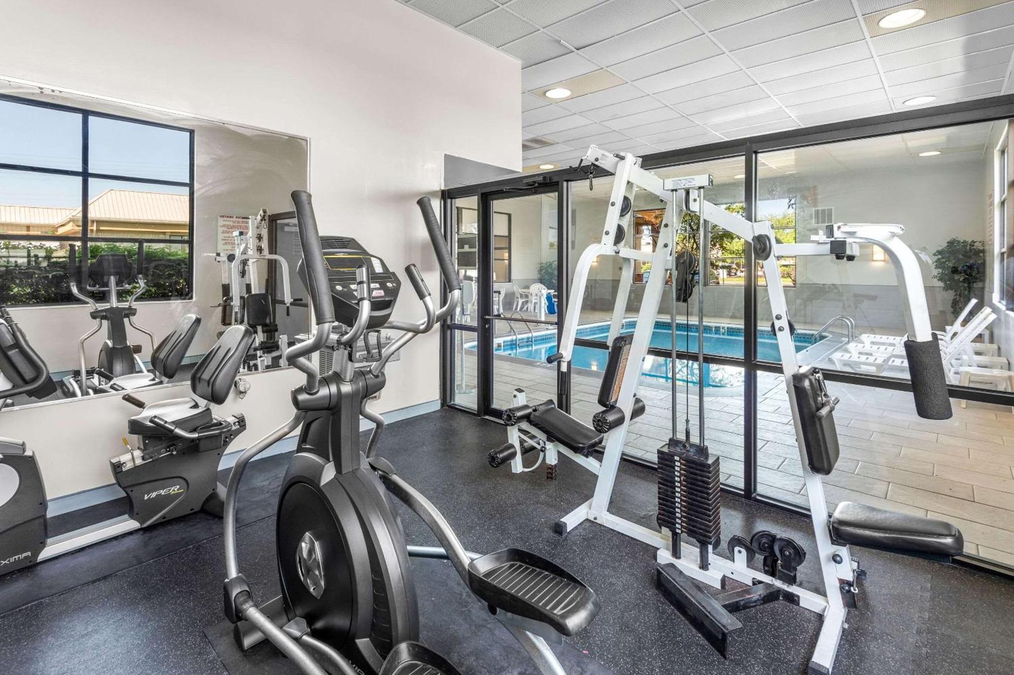 Clarion Inn & Suites Northwest Indianapolis Ngoại thất bức ảnh