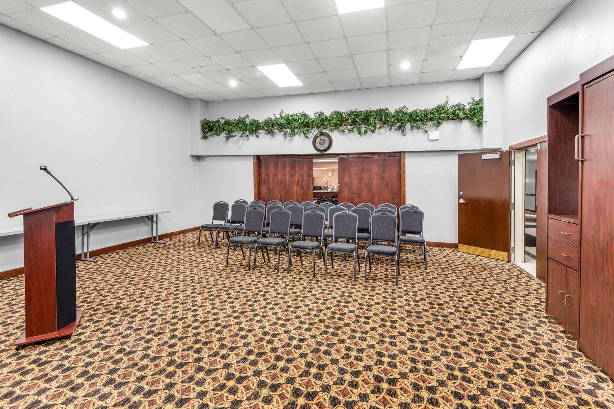 Clarion Inn & Suites Northwest Indianapolis Ngoại thất bức ảnh